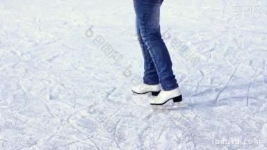 腿<strong>十</strong>几<strong>岁</strong>的女孩谁旋转滑冰场在冬天